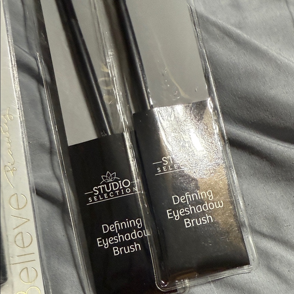 Assorted Makeup Brushes Set - Picture 6 of 7